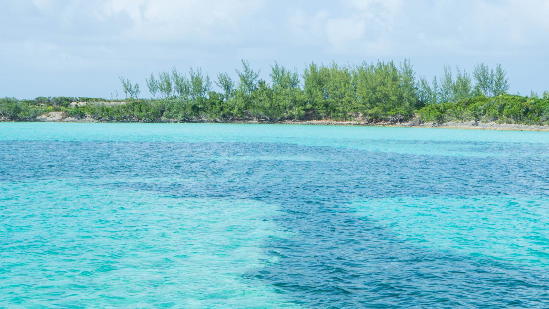 The banded water of the far northern cays — the end-of-the-chain register.