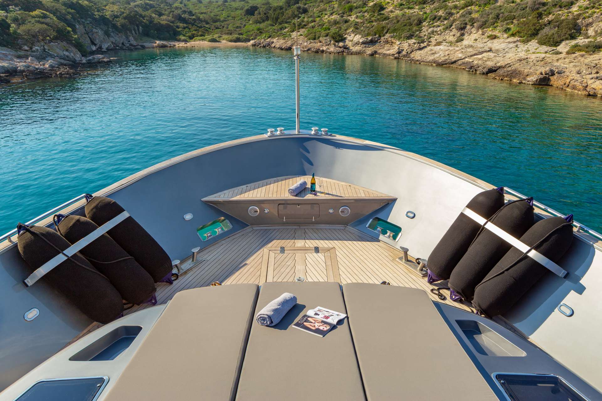 Slow-down day on the foredeck.