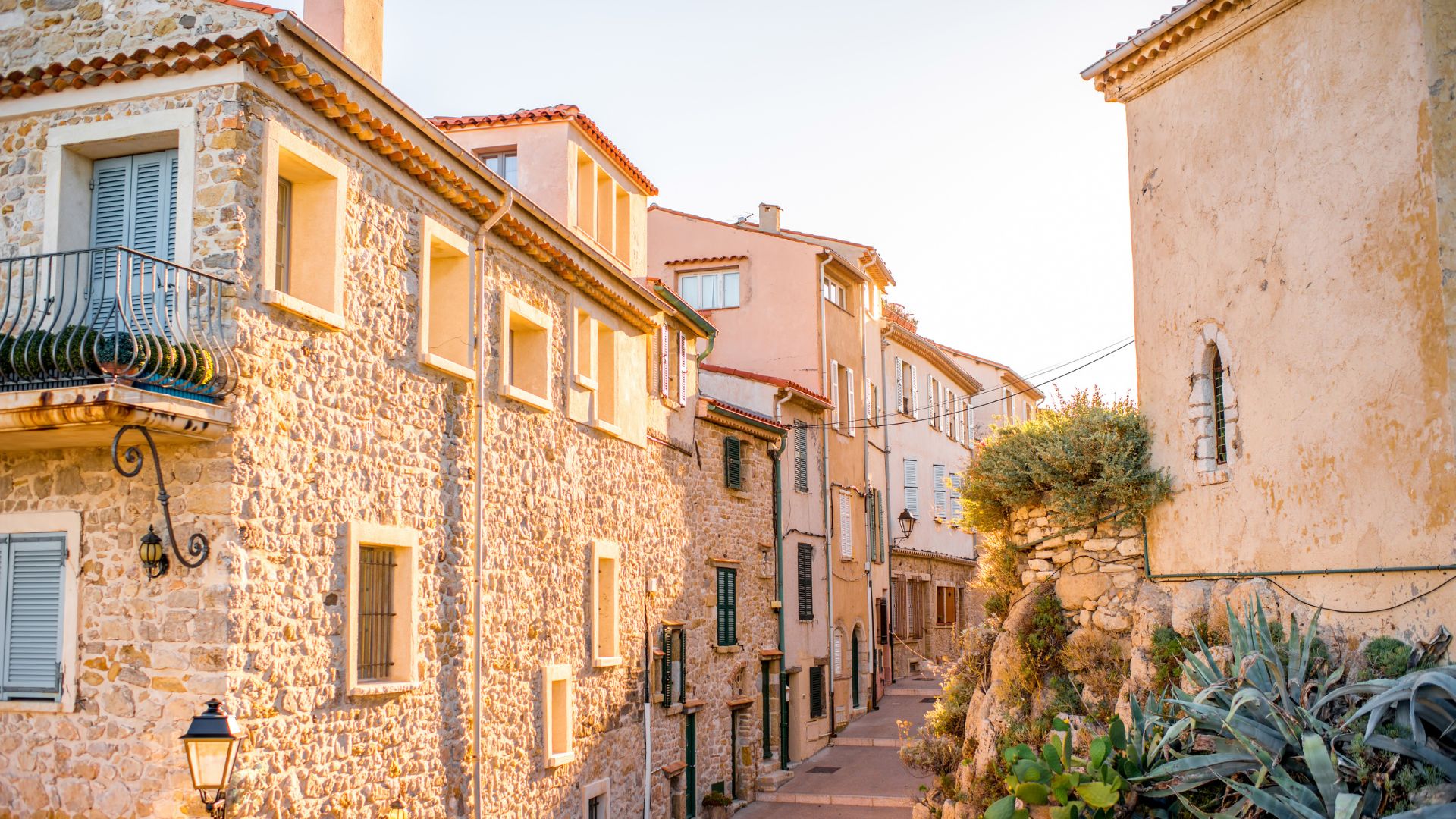 Antibes — Port Vauban is one of the largest yacht harbors in the Mediterranean, with the medieval ramparts and the Picasso Museum (in the Château Grimaldi) directly behind the quay.