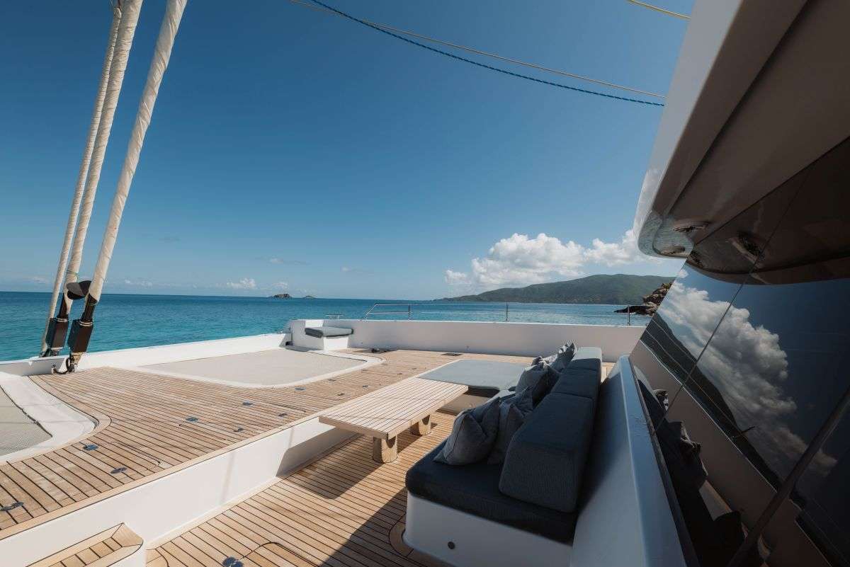 Crewed catamaran ENTRE4 in the Grenadines