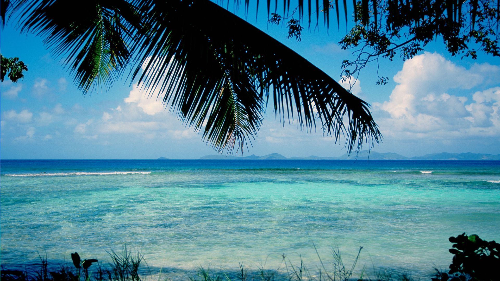 Britannia Bay, Mustique — yachts at anchor off Basil's Bar