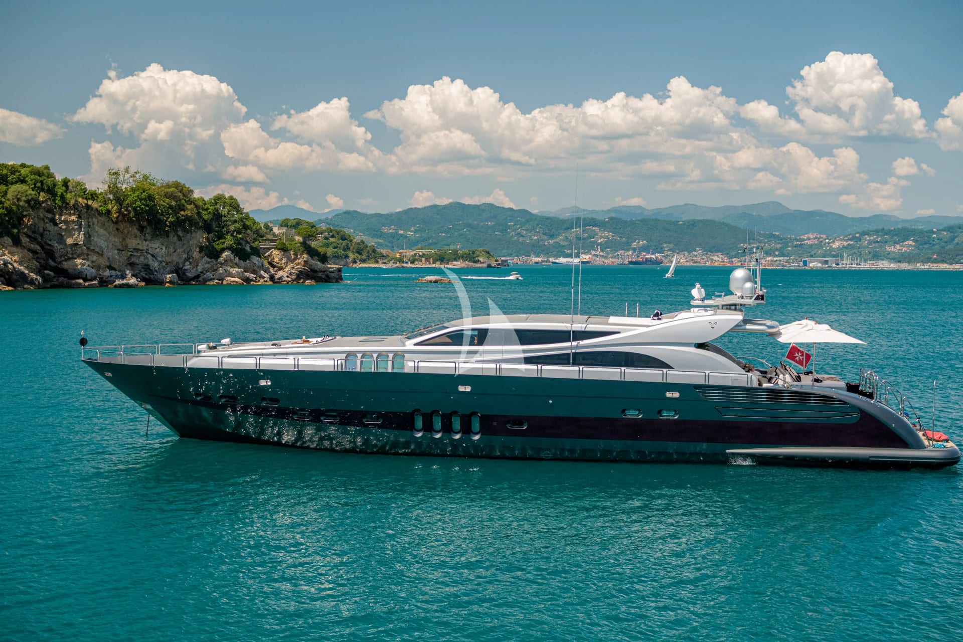 Manu V, a 2010  available for charter.